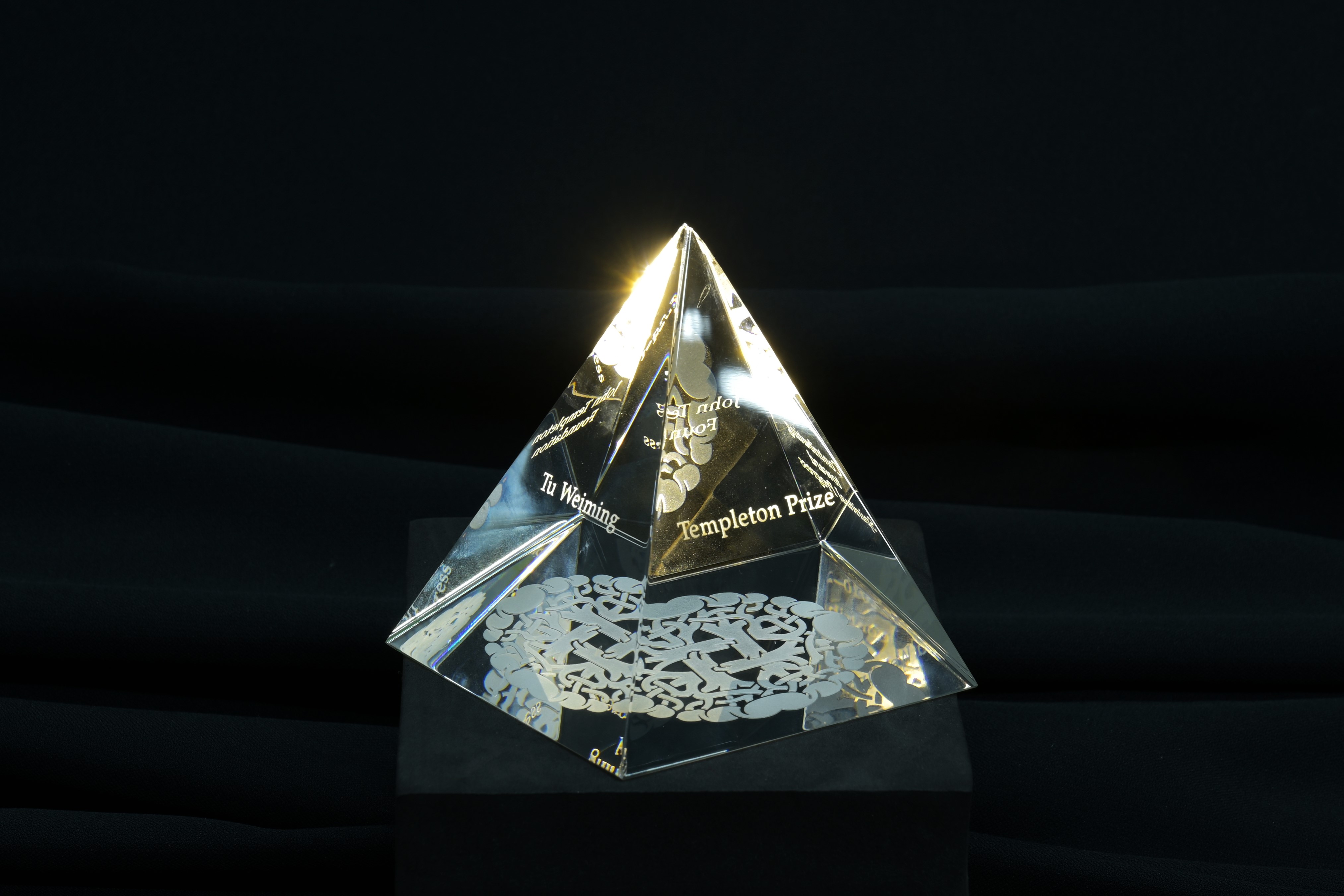 【鄧普頓獎（Templeton Prize）】獎盃